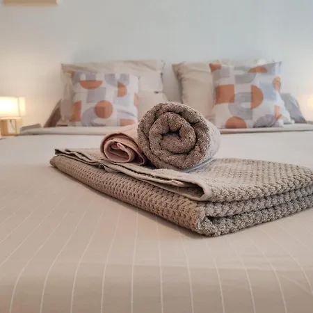 Capouchine Parking Et Balcon Proche Centre *