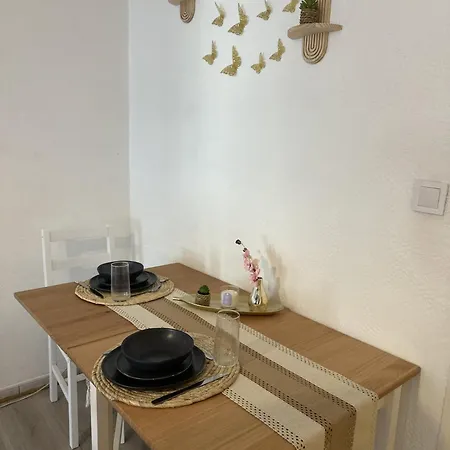 Capouchine Parking Et Balcon Proche Centre דירה נים