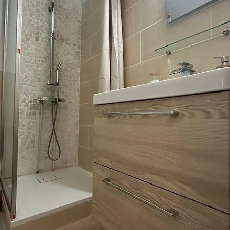 Capouchine Parking Et Balcon Proche Centre Nîmes