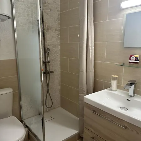 Capouchine Parking Et Balcon Proche Centre דירה *