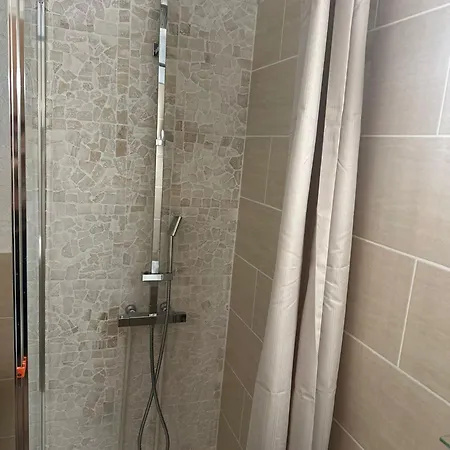 Capouchine Parking Et Balcon Proche Centre